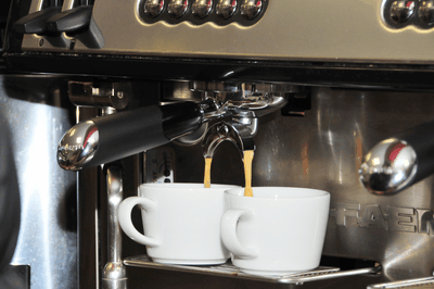 Espressomaschine im Einsatz mit zwei Tassen